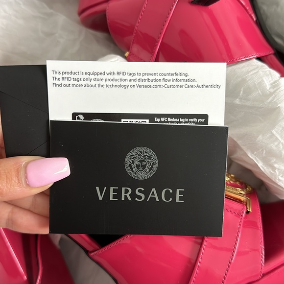 BRAND NEW VERSACE Medusa Insignia Patent Leather D'Orsay Pumps - Picture 10 of 10